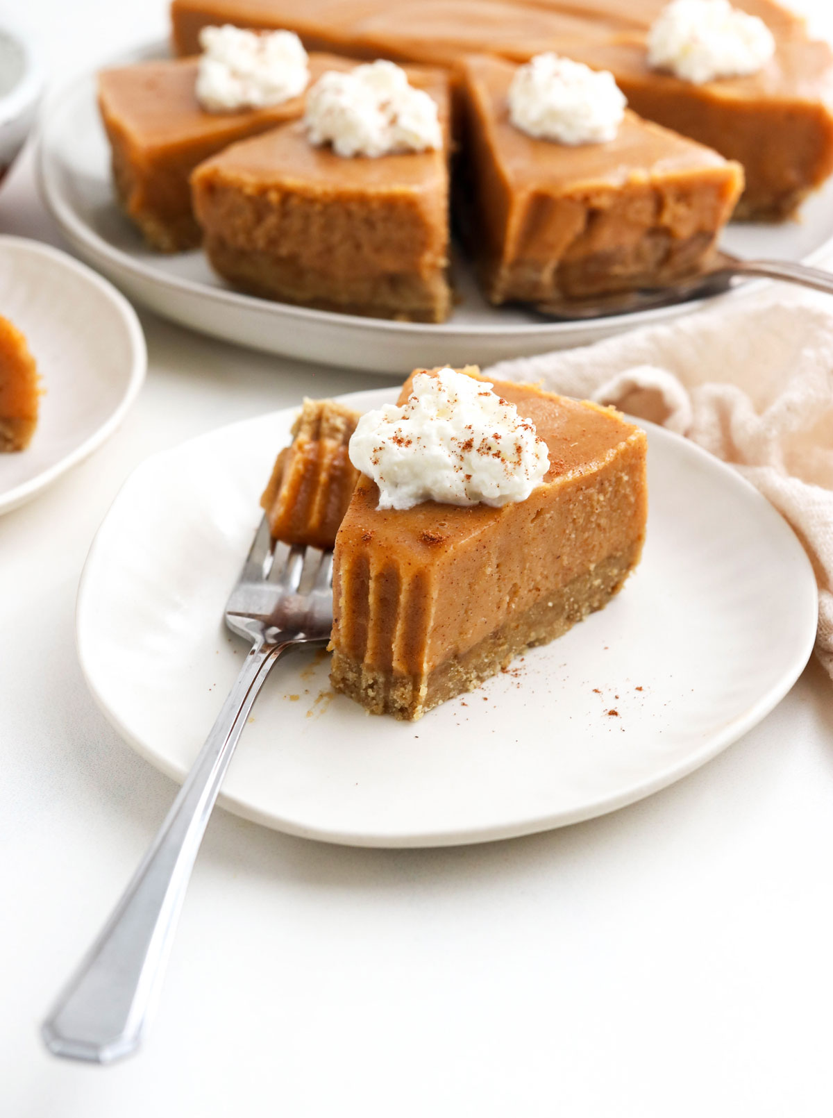 Mastering Raw Pumpkin Cheesecake: Customizable Flavors & Festive Designs